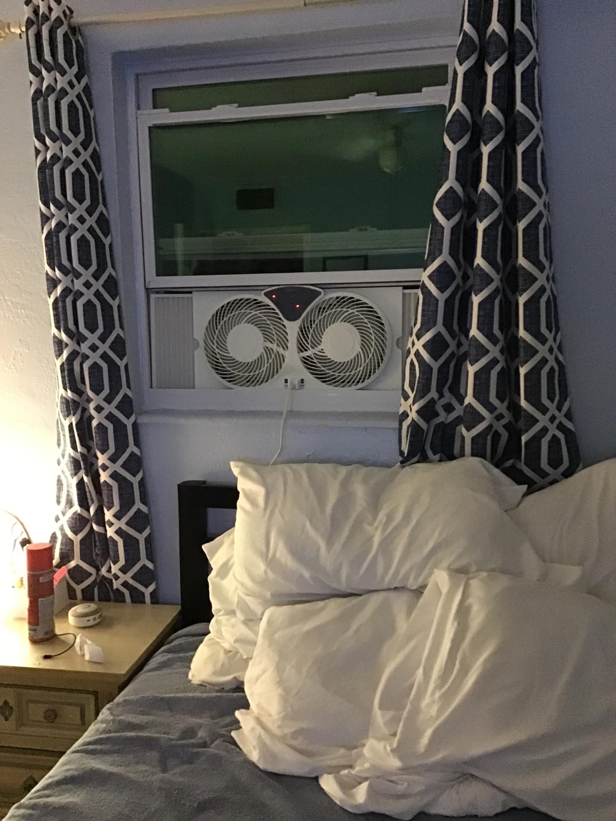 Amazon Basics Twin Window Fan with Reversible Airflow, 3 Speeds, Exhaust, Expandable Side Panel, Digital Control, 9 inch, 78W, White customer photo 2