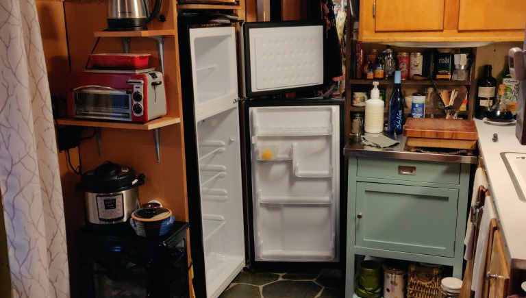 Frigidaire, 2 Door Apartment Size Refrigerator/Freezer Combo, 7.5 cu ft, Platinum Series, Stainless, 23