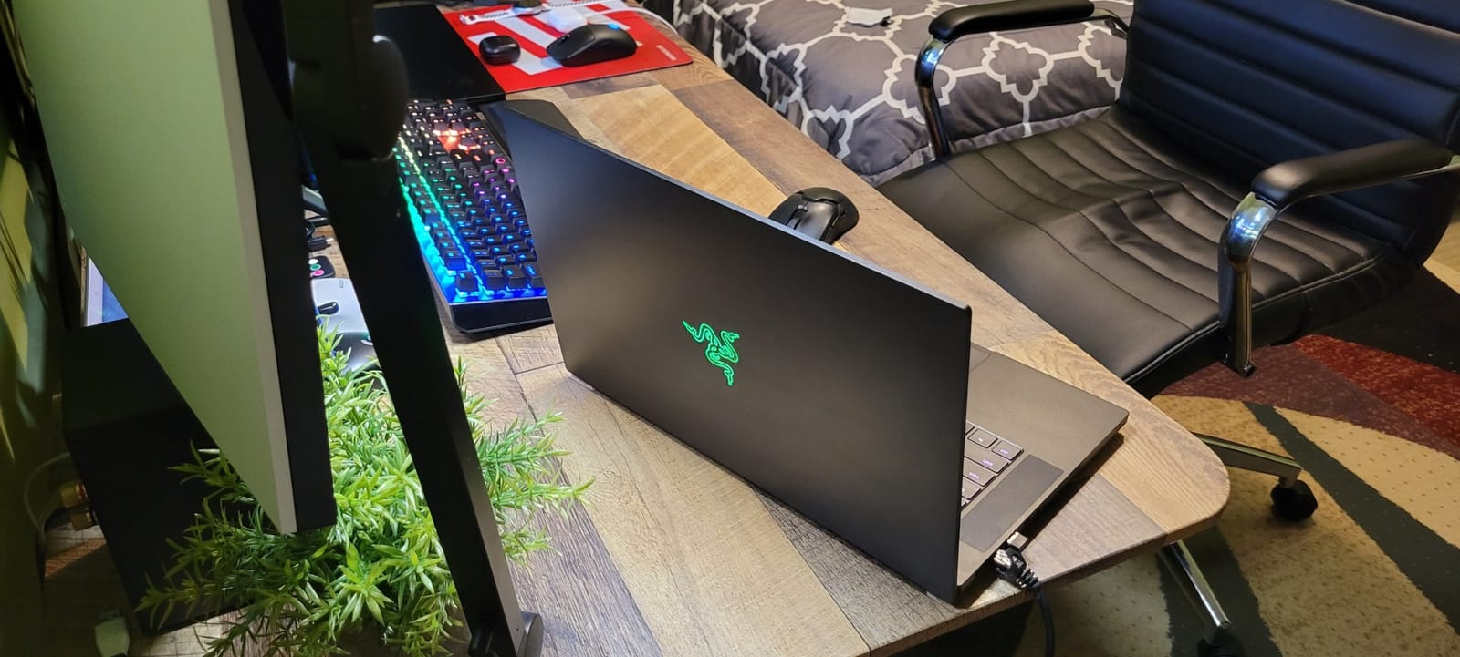 Razer Blade 15 Base Gaming Laptop 2020: Intel Core i7-10750H 6-Core, NVIDIA GeForce RTX 2070 Max-Q,15.6