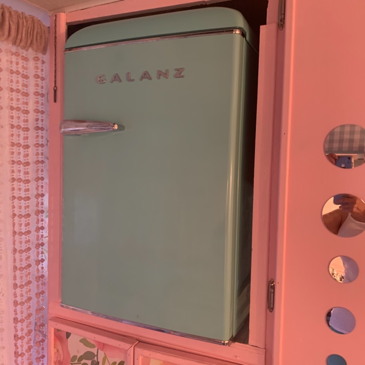 Galanz GLR25MGNR10 Retro Compact Refrigerator, Mini Fridge with Single Doors, Adjustable Mechanical Thermostat with Chiller, Green, 2.5 Cu Ft customer photo 1