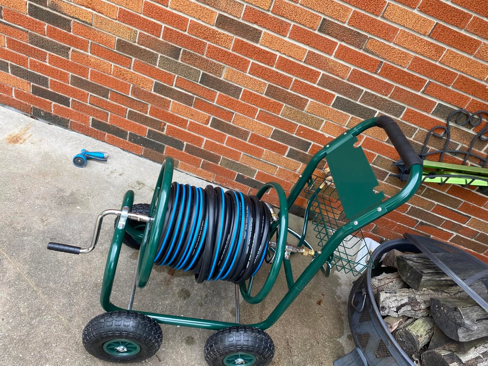 VINGLI 300FT 4-Wheel Garden Hose Reel Cart with Storage Basket, Portable Residential Hose Reel Cart, Lawn Watering, for Garden Backyard and Farm (Green) customer photo 2