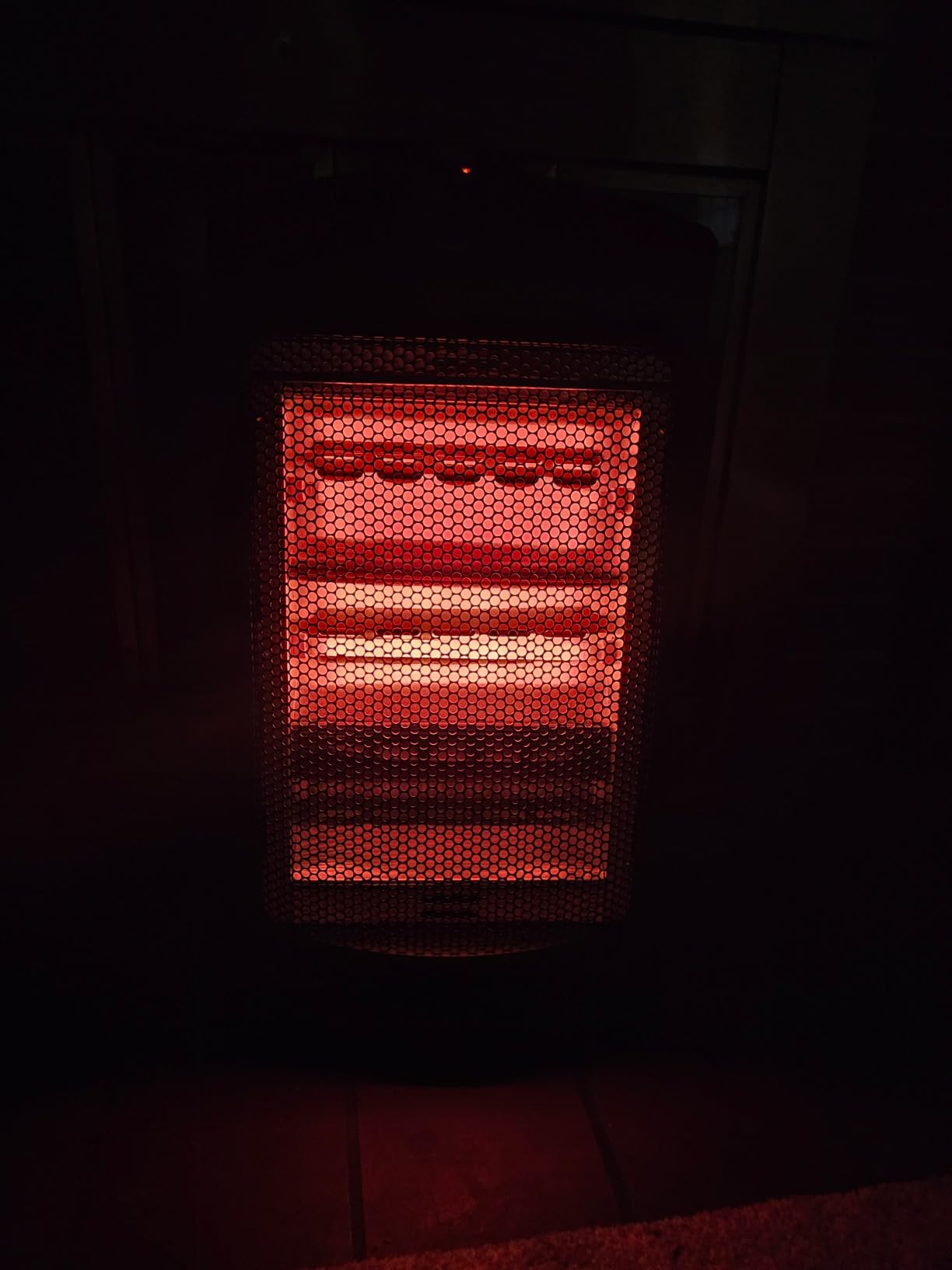 COMFORT ZONE Energy-Saving Quartz Radiant Tower Heater – Portable Infrared Electric Heater with 3 Quartz Tubes, Fan-Assisted Dispersion, Adjustable Electronic Thermostat & 2 Heat Settings, Black customer photo 1