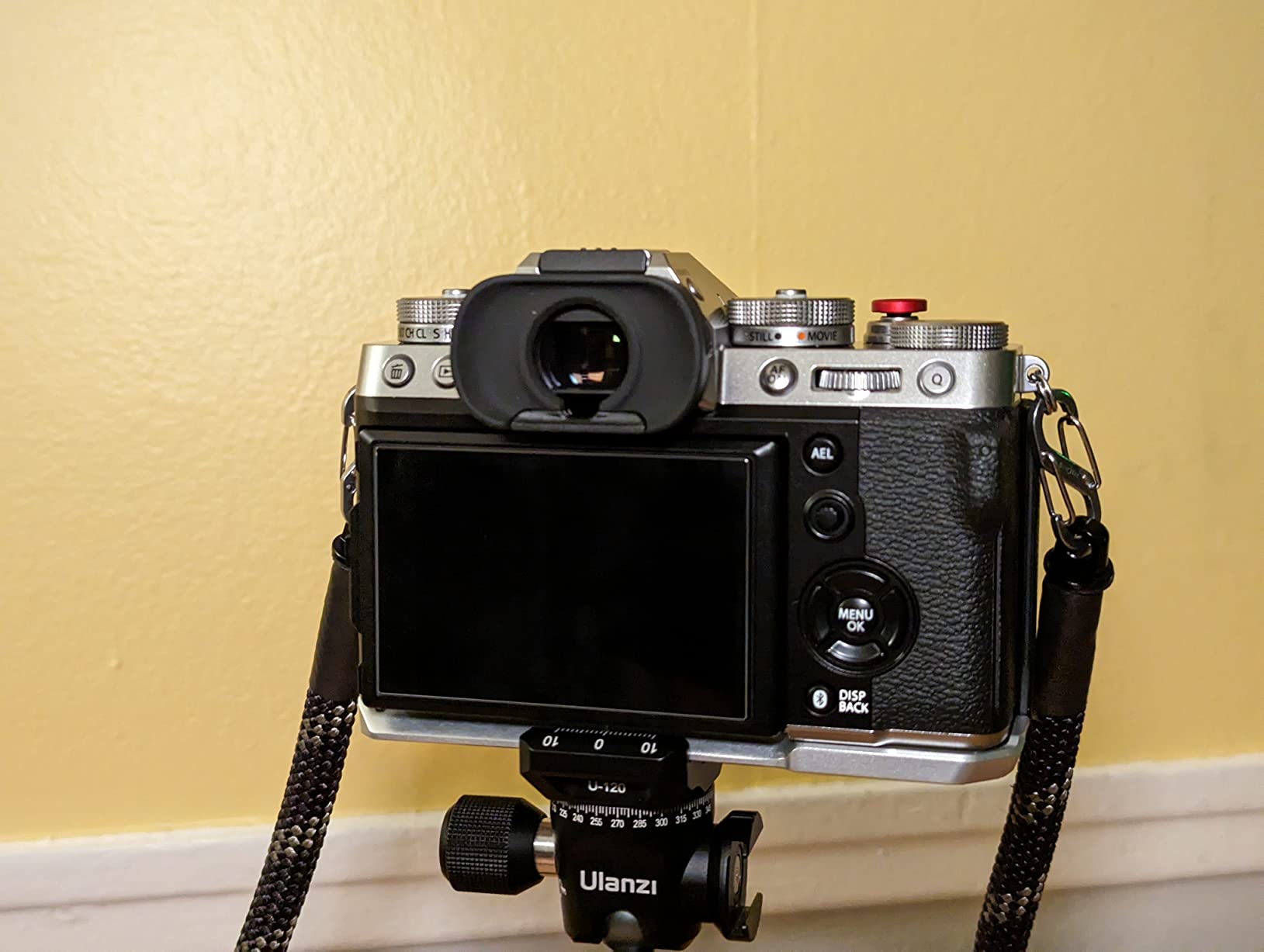 SmallRig X-T5 Handgrip L-Shape Grip for FUJIFILM X-T5 Camera, Built-in Quick Release Plate for Arca, Silicone Side Handle, Shutter Button, Lightweight and Comfort - 4136 customer photo 1