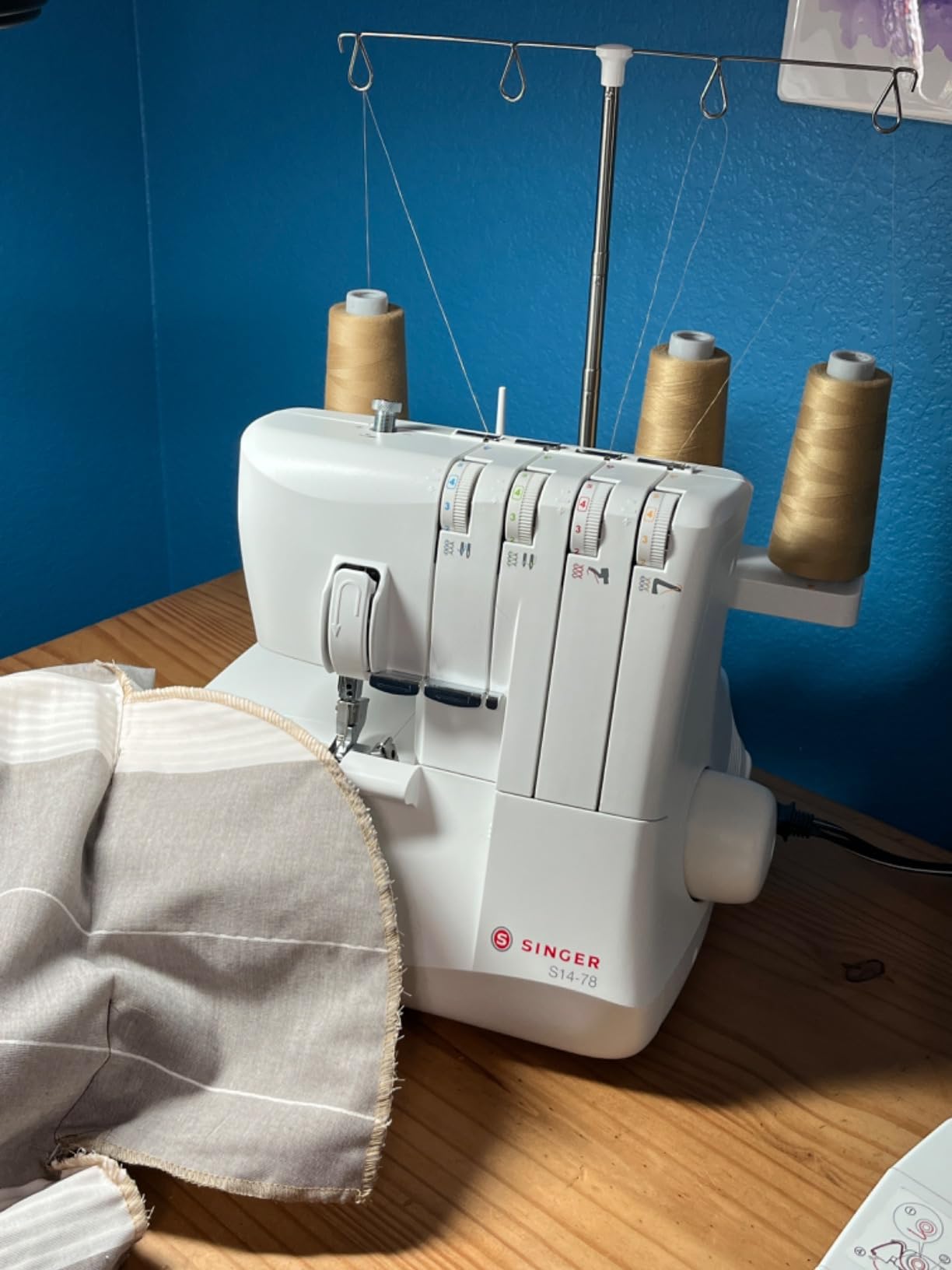 SINGER® S14-78 Serger Overlock Machine, 2-3-4 Stitch Capability, White customer photo 2