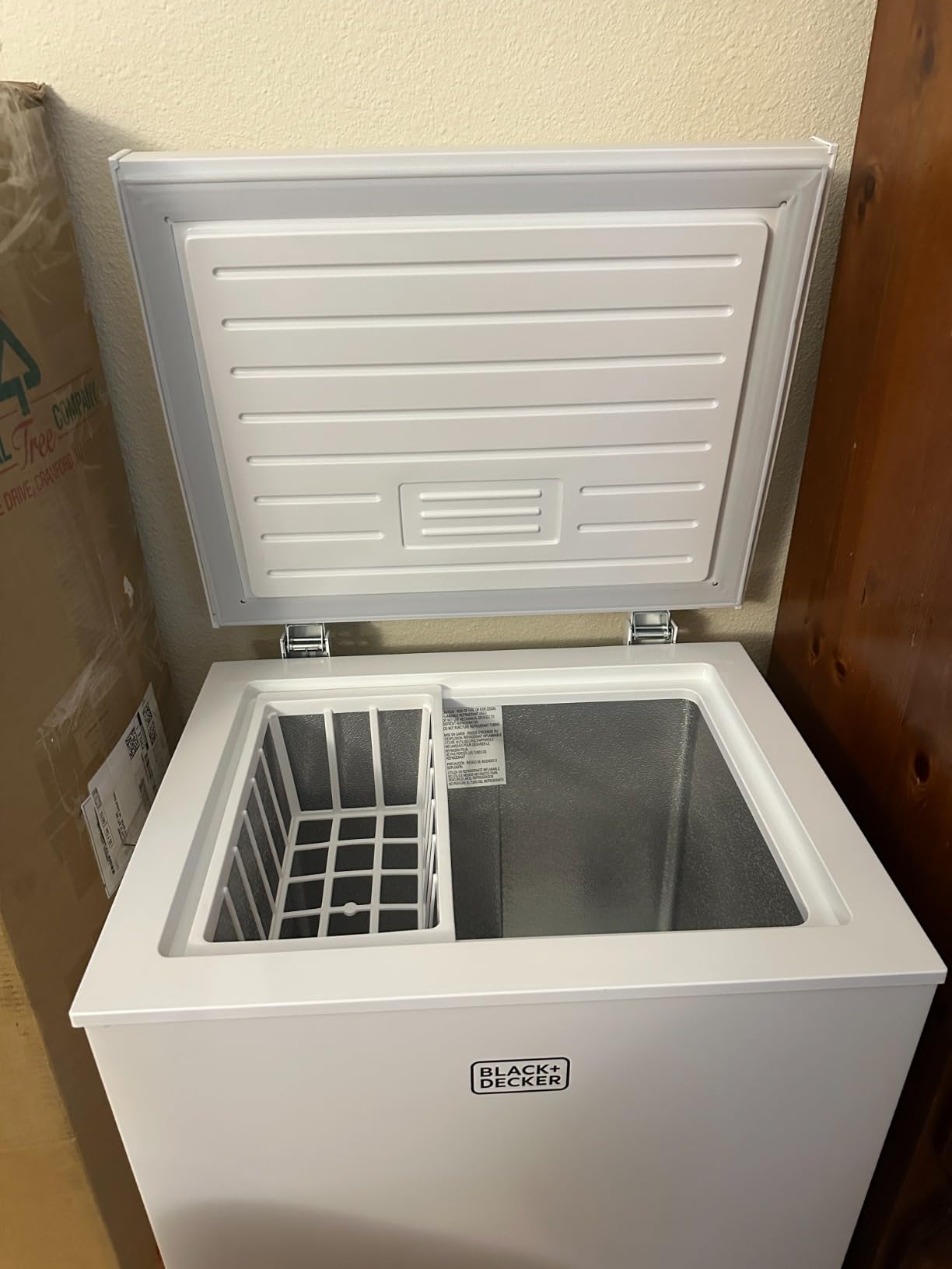 BLACK+DECKER 8.9 Cu. Ft. Chest Freezer, R600a Refrigerant, BCF890E, White customer photo 2