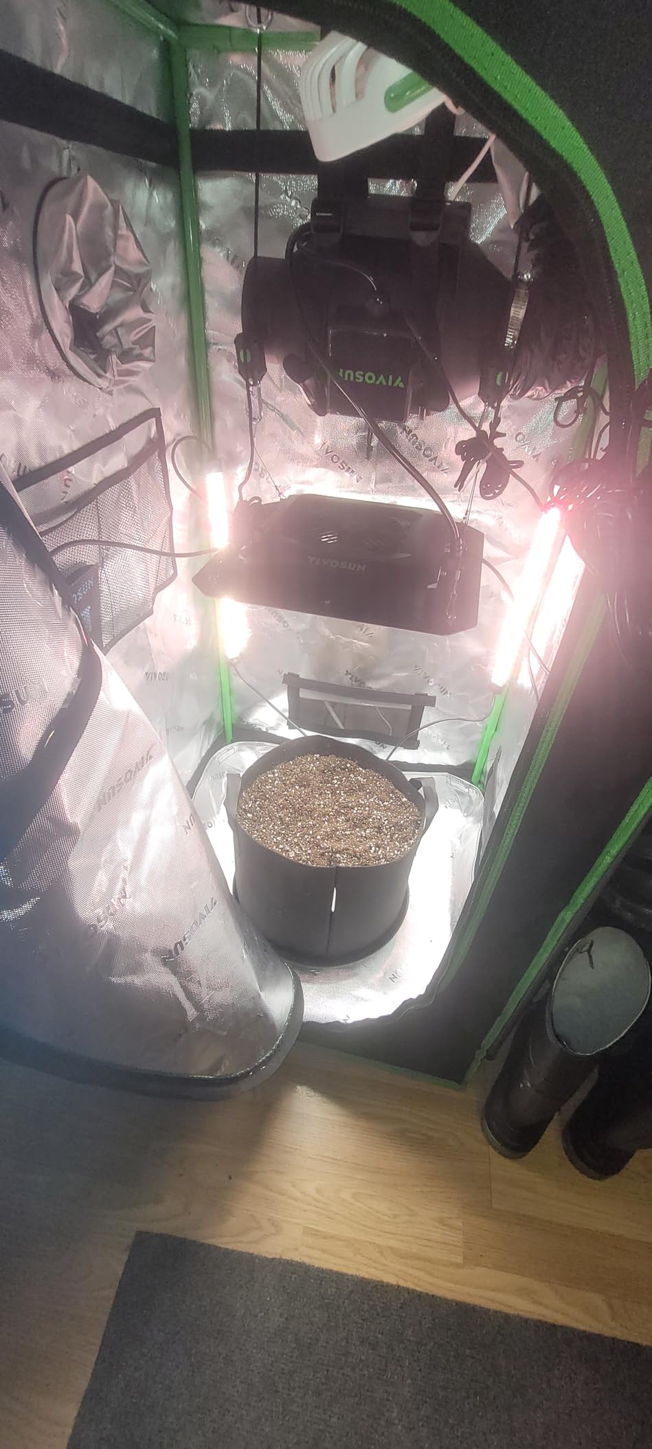 VIVOSUN LumaRay LED Grow Light Bars 16”(8-Bar) Full Spectrum Side Lighting customer photo 2