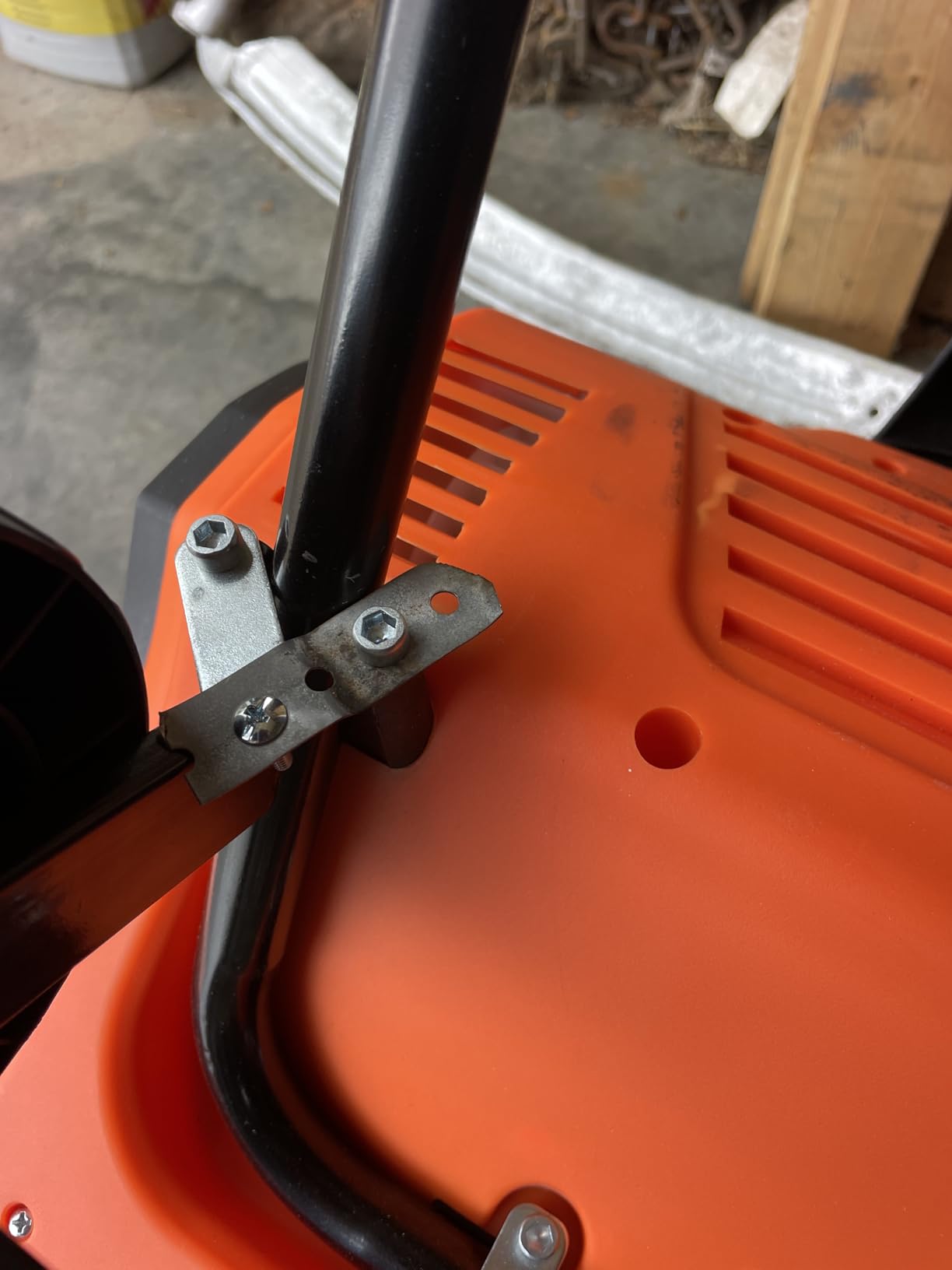 VEVOR Corded Electric Snow Shovel, 12A 17-inch Snow Shovel, 60° Adjustable Chute, 20 ft Throwing Distance, Snowthrower with Dual Safety Switch, Winter Ice Removal Tool for Driveway Sidewalk Patio customer photo 1