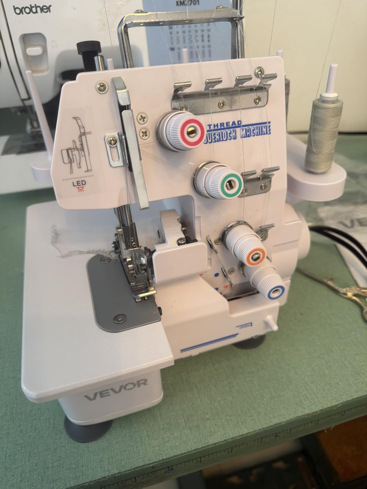 VEVOR Serger Overlock Sewing Machine 1250 SPM 2 3 4 Thread 0.7 2 Feed White customer photo 1