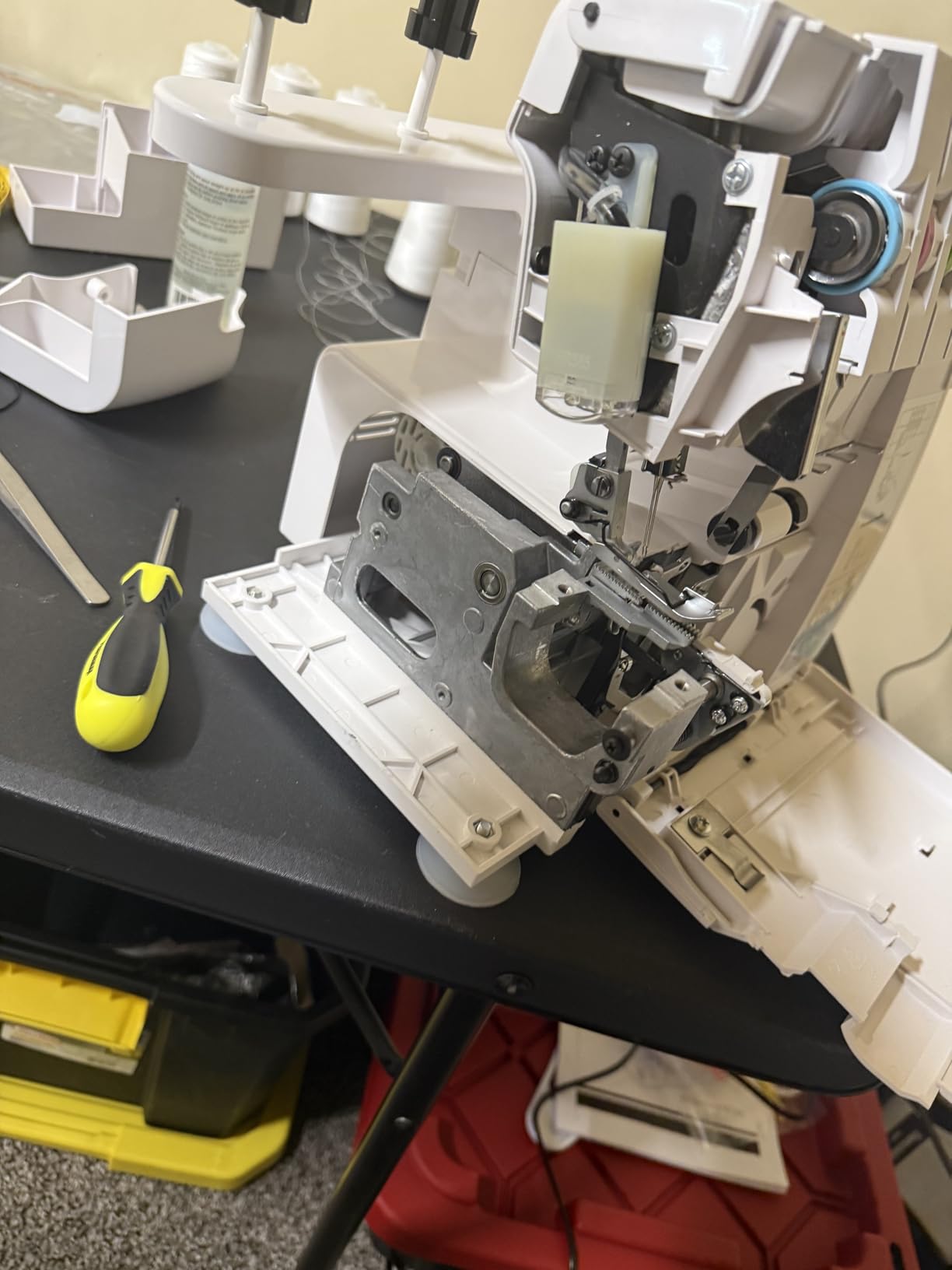 VEVOR Serger Overlock Sewing Machine, 1250 Stitches Per Minute, 3 and 4 Thread Capability, with LED Light and Strong Suction Feet, Heavy-Duty Metal Frame Sewing Machine for Various Fabrics, White customer photo 2