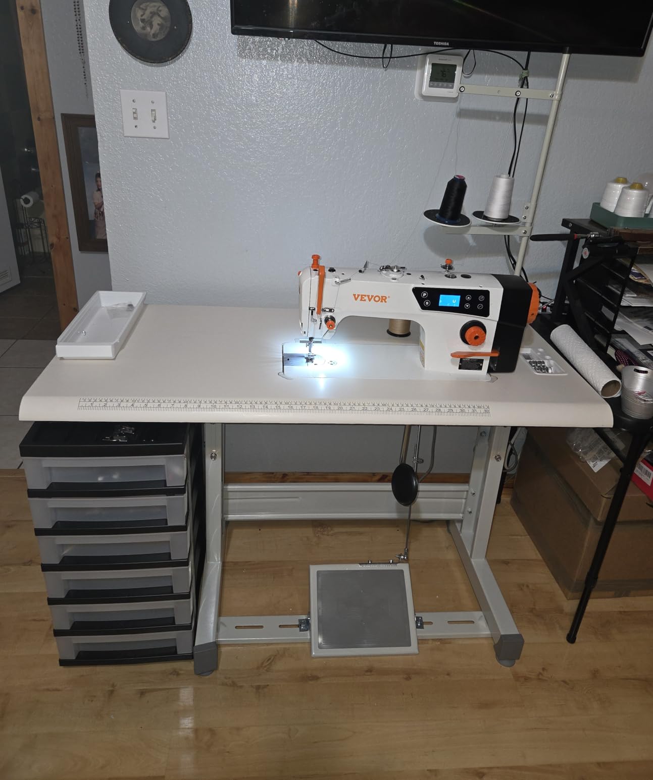 VEVOR Industrial Lockstitch Sewing Machine, 550W Commercial Set with Servo Motor & Table Stand, 5000 SPM High Speed, Metal Frame, LCD Panel, LED Light for Cotton Wool Denim Leather Canvas customer photo 1