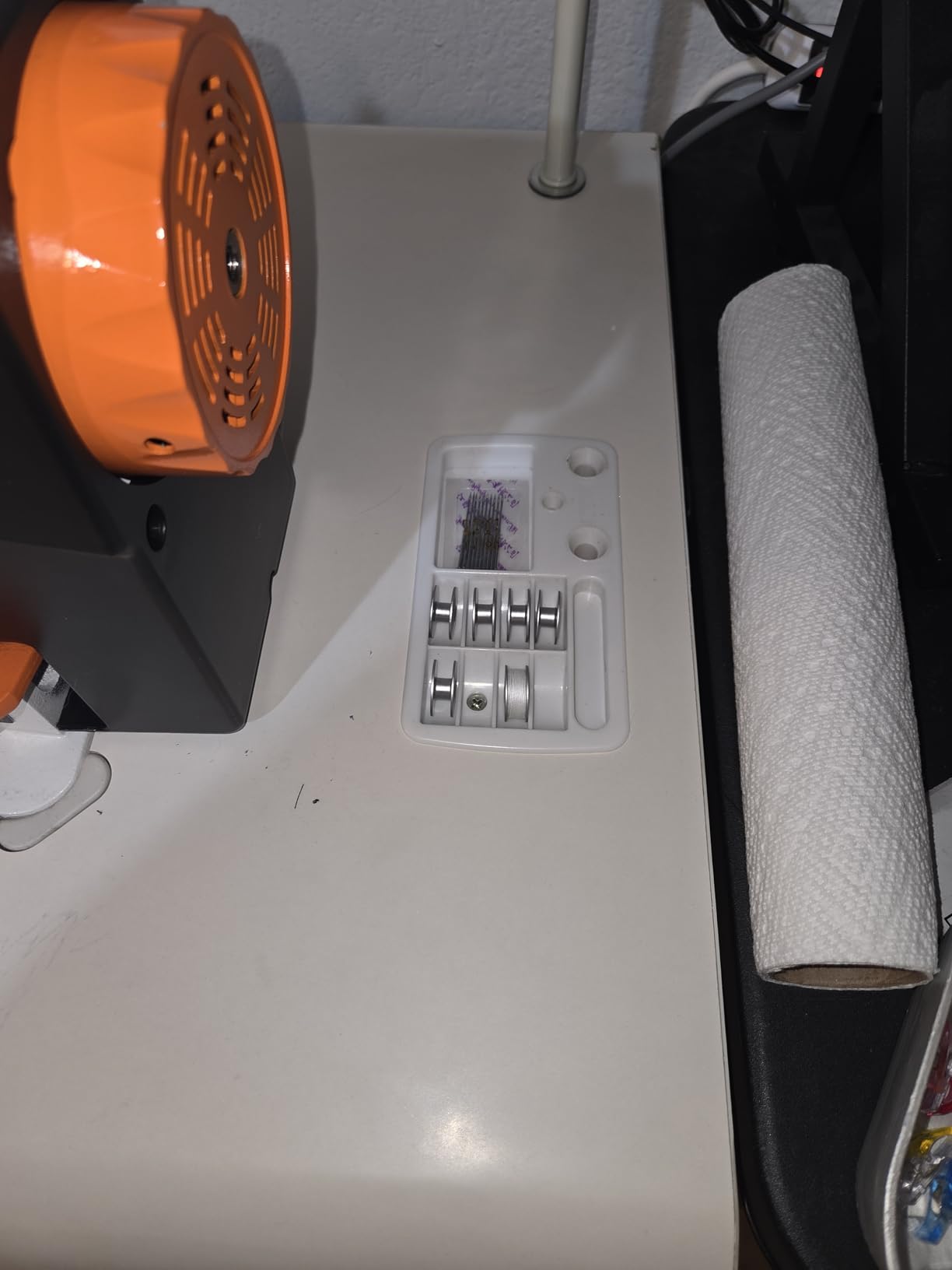 VEVOR Industrial Lockstitch Sewing Machine, 550W Commercial Set with Servo Motor & Table Stand, 5000 SPM High Speed, Metal Frame, LCD Panel, LED Light for Cotton Wool Denim Leather Canvas customer photo 2