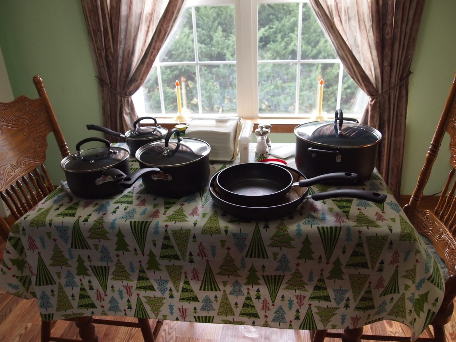 T-fal Ultimate Hard Anodized Nonstick Cookware Set 12 Piece, Oven Broiler Safe 400F, Lid Safe 350F, Kitchen Cooking Set w/Fry Pans, Saucepans, Dutch Oven, Pots and Pans, Dishwasher Safe, Onyx customer photo 1