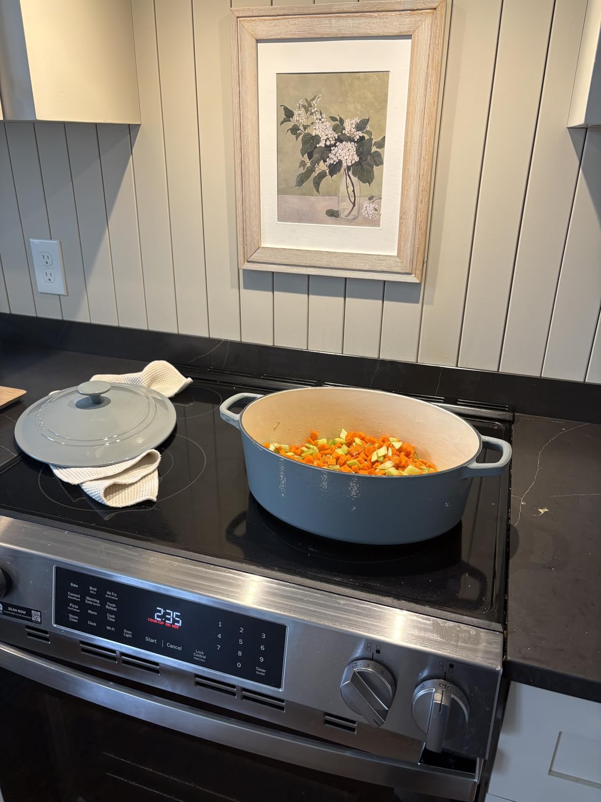 Cuisinart Chef's Classic Enameled Cast Iron Dutch Oven with Lid, Porcelain Enameled Interior, Oven Safe, Induction Compatible, 7-Quart, Oval, Cobalt customer photo 1