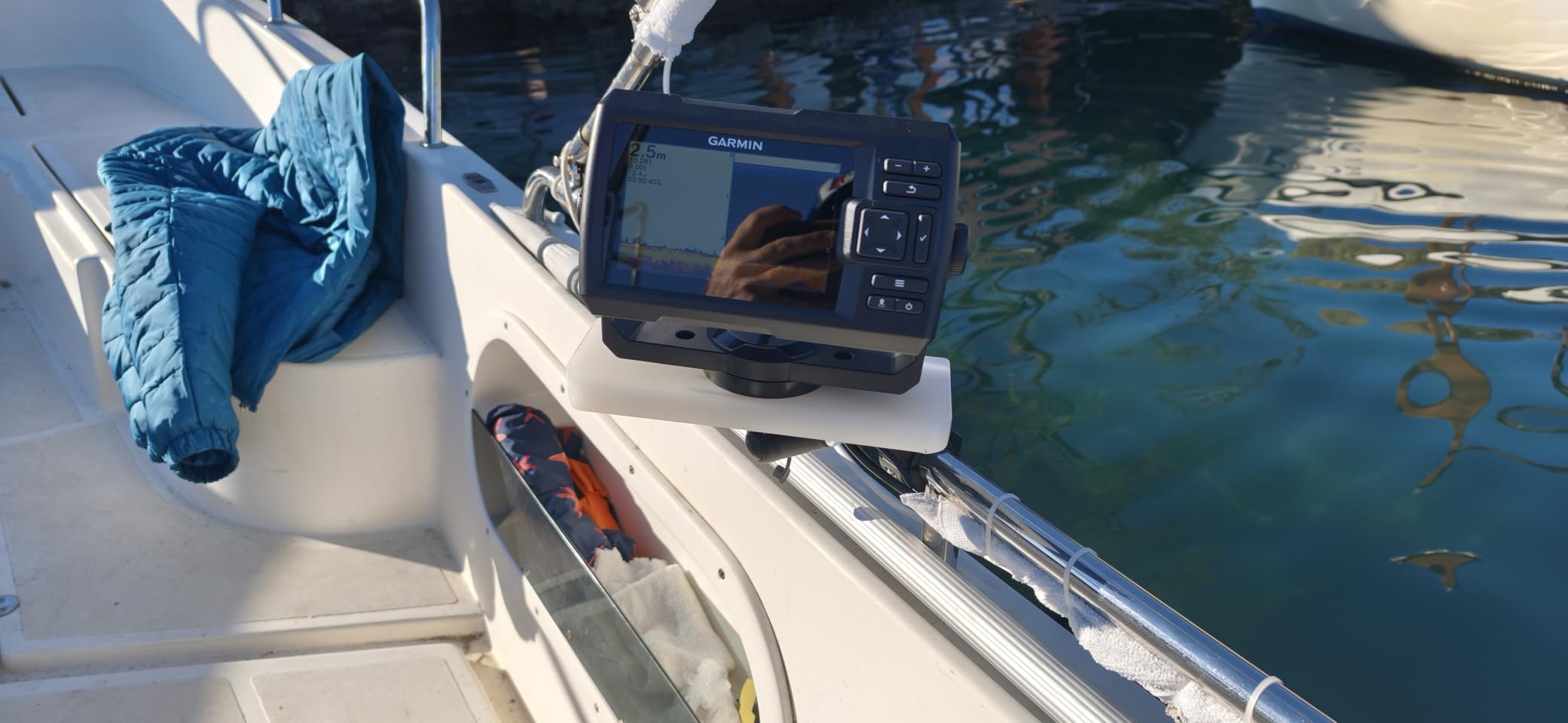 Garmin Striker Vivid 5cv, Easy-to-Use 5-inch Color Fishfinder and Sonar Transducer, Vivid Scanning Sonar Color Palettes (010-02551-00) customer photo 1