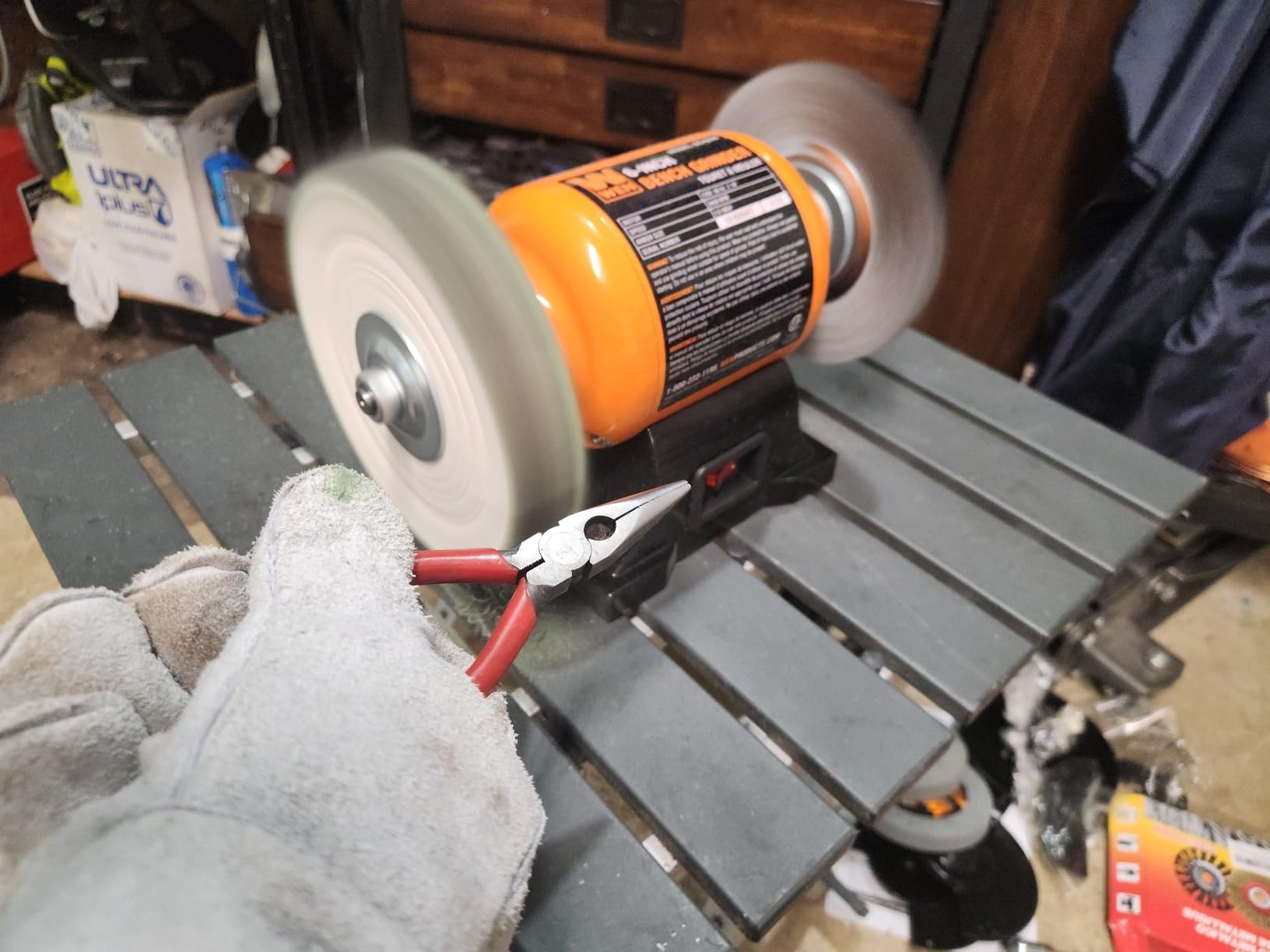 WEN BG4260 2.1-Amp 6-Inch Single Speed Bench Grinder, Orange,black customer photo 1