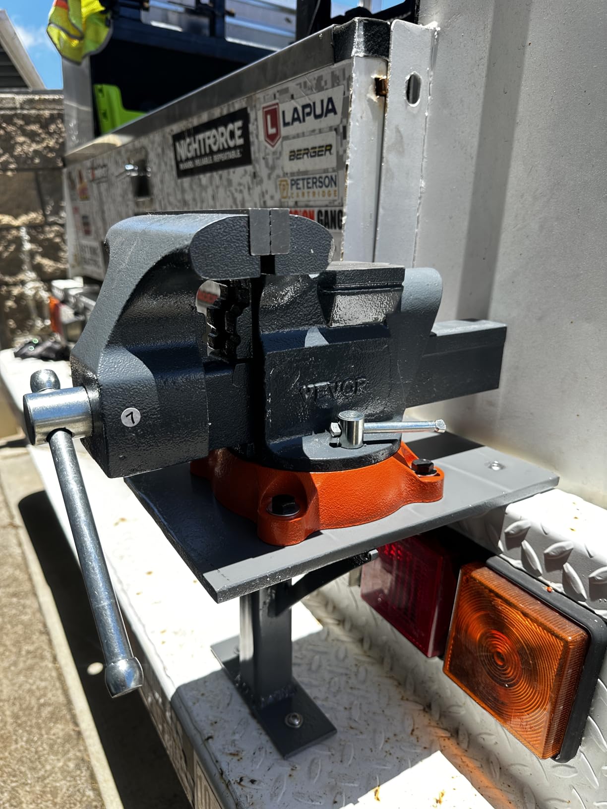 VEVOR Bench Vise, 4.5-inch Jaw Width 3.3-inch Jaw Opening, 240-Degree Swivel Locking Base Multipurpose Vise w/Anvil, Heavy Duty Cast Iron Workbench Vise w/Bolts & Nuts, for Drilling, Pipe Cutting customer photo 2