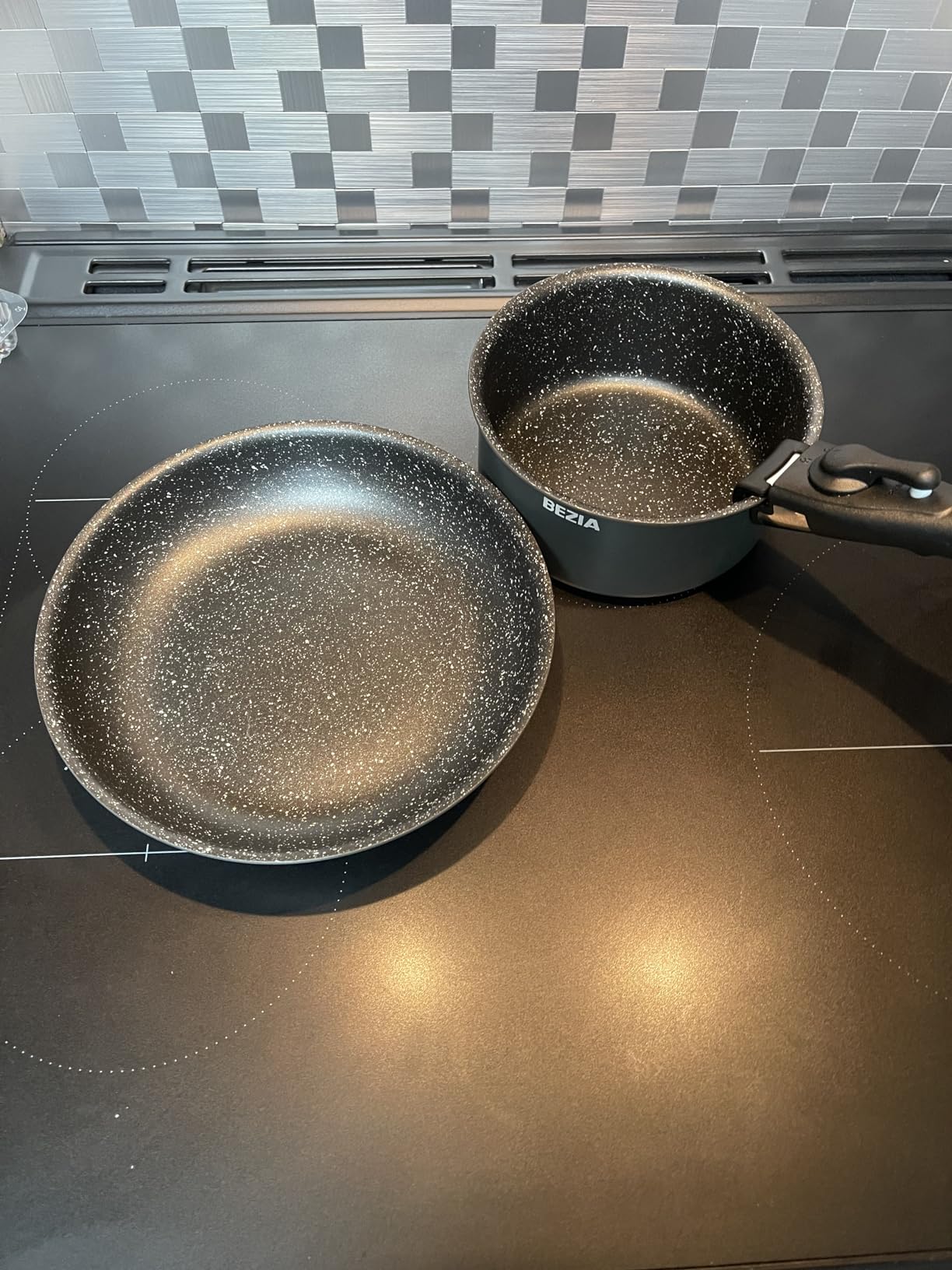 BEZIA Induction Cookware Set 10 Pieces, Nonstick Pots and Pans Set with Removable Handles, for All Hobs, Stackable Design, Dishwasher/Oven Safe, PFAS Free customer photo 2