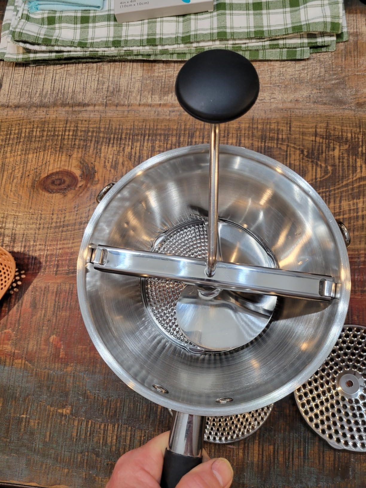 Stainless Steel Food Mills With 3 Milling Discs,Ergonomic design Of Rotary Food Mills For Tomato Sauce,Potatoes,Jams with Silicone Handle Dishwasher Safe, Multifunctional Spoon,Orange customer photo 1