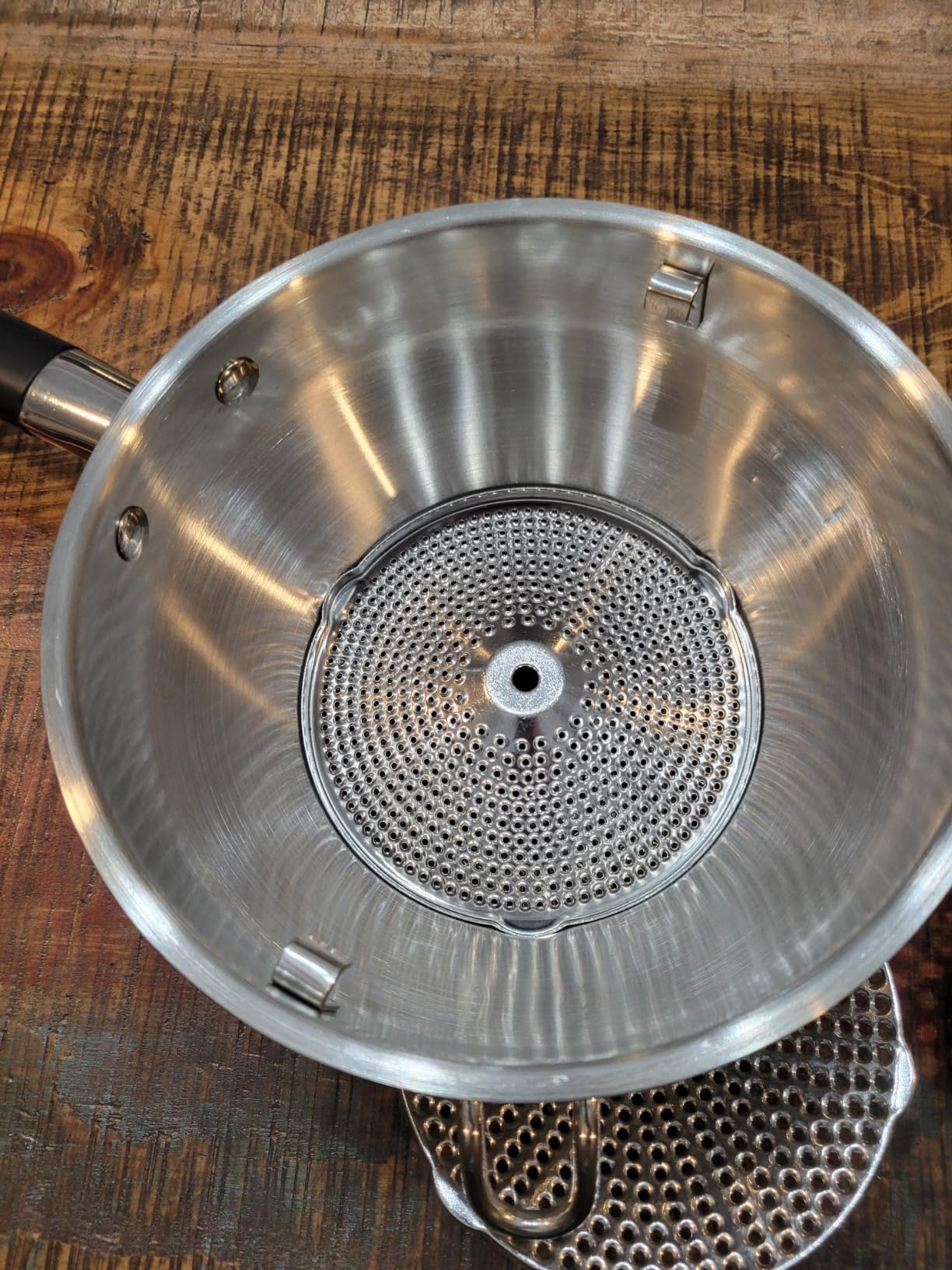Stainless Steel Food Mills With 3 Milling Discs,Ergonomic design Of Rotary Food Mills For Tomato Sauce,Potatoes,Jams with Silicone Handle Dishwasher Safe, Multifunctional Spoon,Orange customer photo 2