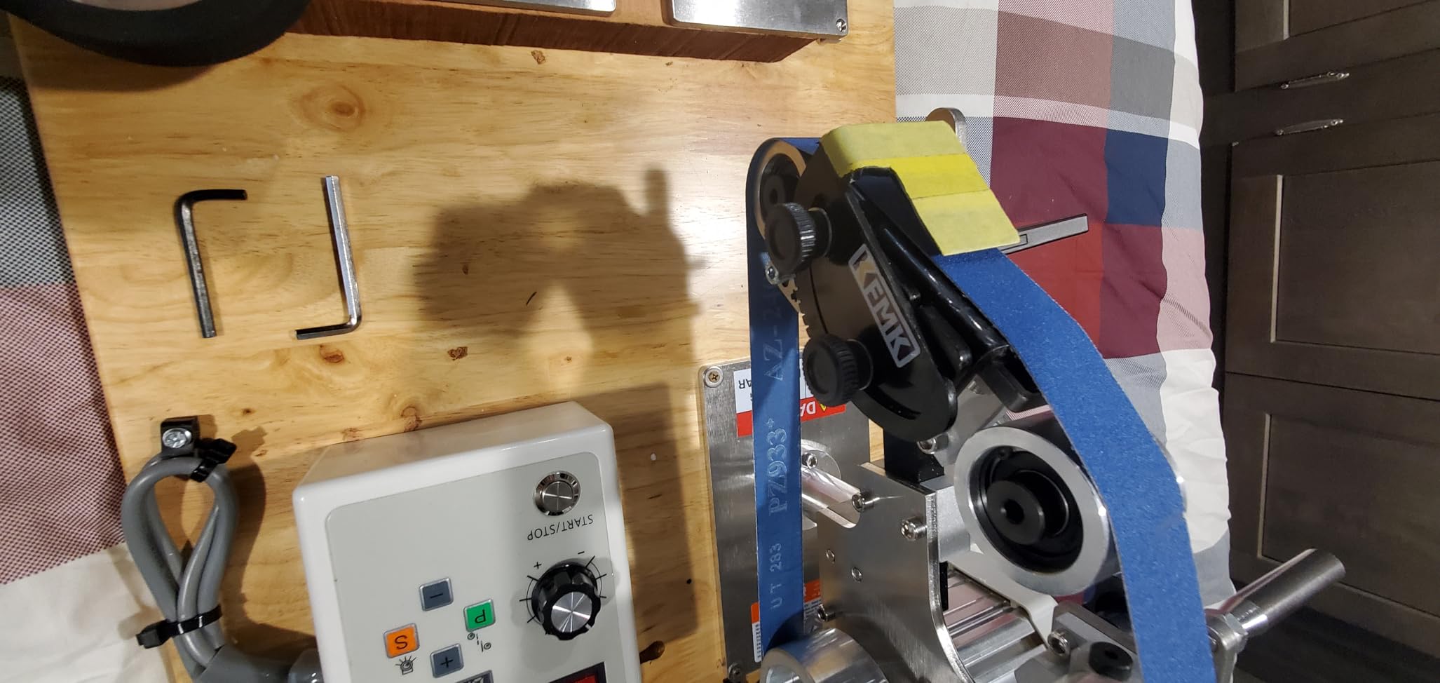 VEVOR Belt Grinder Sander, 30 x 1-Inch Variable Speed Belt Polisher with VFD, 550W Polishing Grinding Machine with 2 Grinding Moulds & 3PCS Sanding Belts for Metalworking, Knife Making customer photo 2