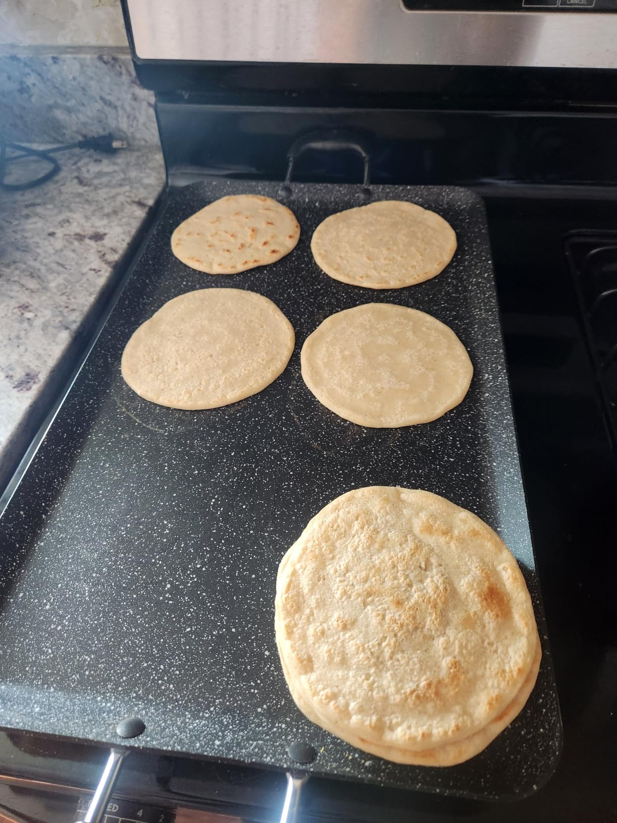 Nutrichef Double Burner Griddle, Non-Stick Stove Top Griddle for Gas Stove, Dishwasher Safe, Heatproof Bakelite Handles, Even Heat Distribution, PFOA & PFOS Free, 20” x 12” x 0.8” Inch (Black) customer photo 2