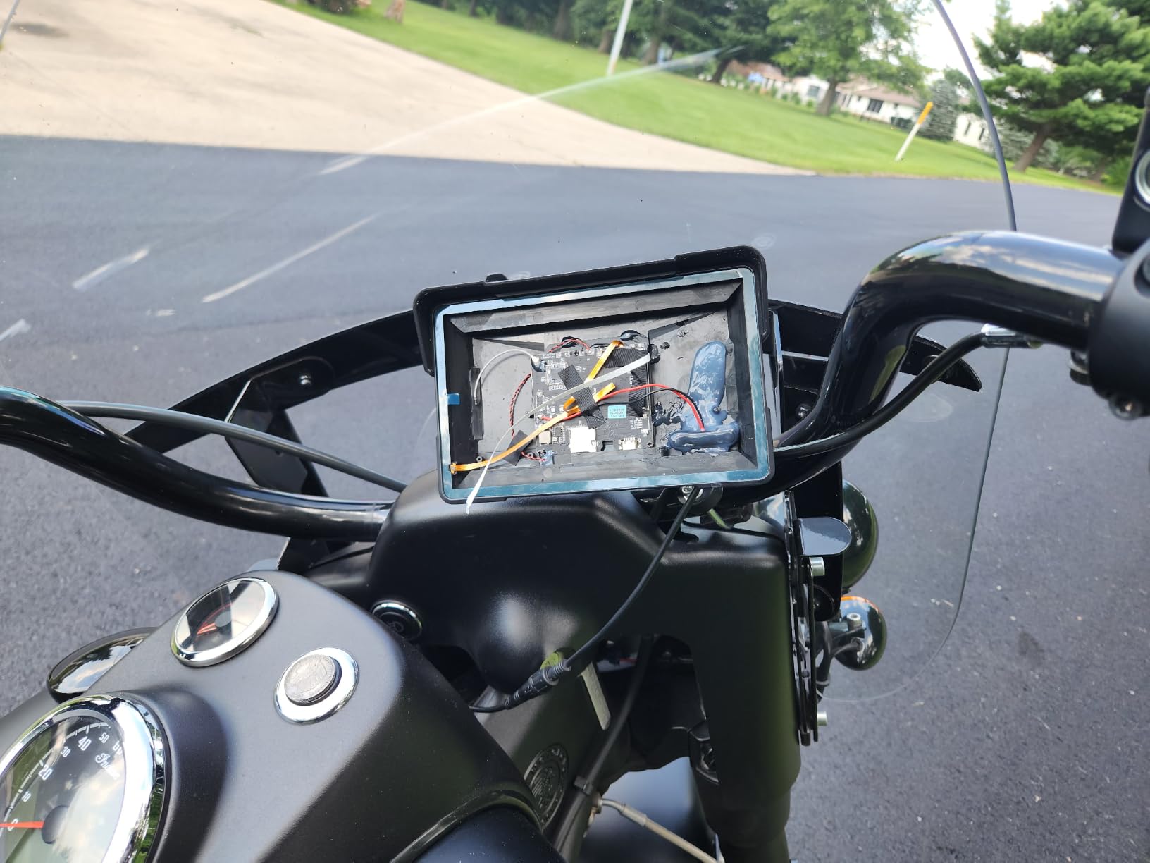 2026 YZW GPS Carplay 5 inch for Motorcycle with Wireless CarPlay & Android Auto, IP69K Waterproof Touch Screen, GPS Navigation, Supports Bluetooth, Siri/Google Voice Control, Custom Boot Logo, Bracket customer photo 2